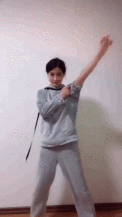 美女恶搞哈士奇的动图恶搞gif搞笑图片