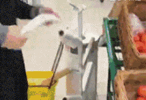 超市恶搞美女的动态图恶搞gif搞笑图片