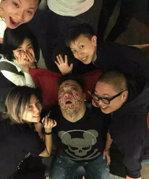 醉酒恶搞朋友的图片恶搞gif搞笑图片