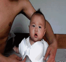 爸爸带孩子恶搞熊孩子的搞笑gif动图恶搞gif搞笑图片