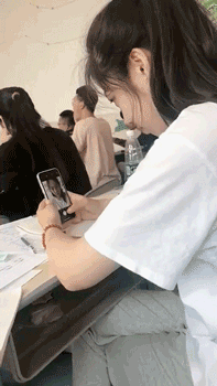 恶搞女生自拍的搞笑GIF动图恶搞gif搞笑图片