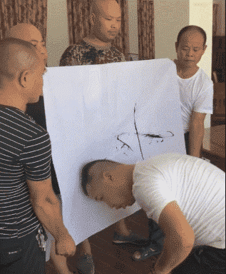 恶搞模仿民间书法大师写字画画的搞笑GIF动图恶搞gif搞笑图片