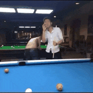 打台球恶搞烟头烫人的搞笑GIF动图恶搞gif搞笑图片