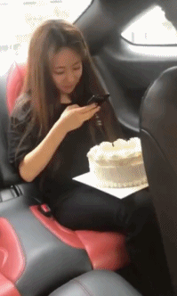 恶搞美女蛋糕拍脸的搞笑动图恶搞gif搞笑图片