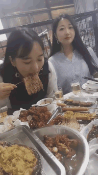 塑料姐妹花恶搞美女吃烧烤的搞笑动图恶搞gif搞笑图片