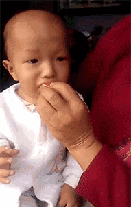 用柠檬恶搞小孩子像宋小宝的搞笑动图恶搞gif搞笑图片