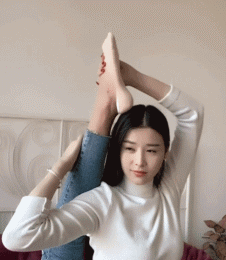 性感美女恶搞劈叉技巧的搞笑动图恶搞gif搞笑图片