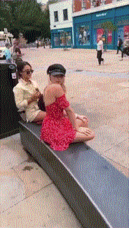 恶搞美女街头整蛊GIF搞笑动图恶搞gif搞笑图片