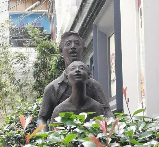 恶搞雕像的邪恶内涵搞笑图片恶搞gif搞笑图片