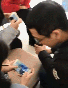 恶搞小孩子玩游戏的搞笑GIF动态图恶搞gif搞笑图片