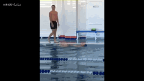 恶搞朋友恶搞gif搞笑图片