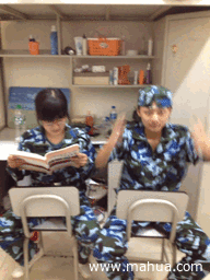 宿舍有两逗比，每天都能这么开心恶搞gif搞笑图片