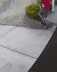 滑到之后，屁刹刹不住..恶搞gif搞笑图片