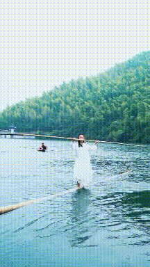 花式秀操作，结果掉水里了恶搞gif搞笑图片