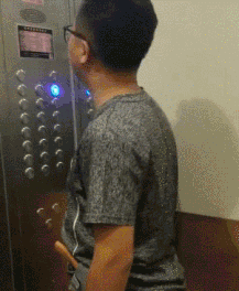 电梯如果有别人估计得吓一跳恶搞gif搞笑图片