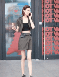 看小姐姐回头的眼神就知道你完了恶搞gif搞笑图片