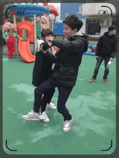 兄弟今晚自己去找键盘跪着恶搞gif搞笑图片