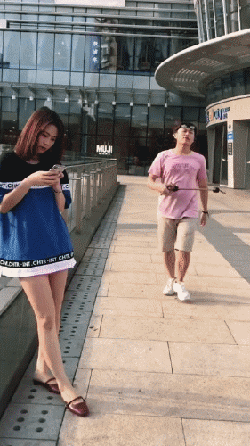 兄弟反应真快，不然就死定了恶搞gif搞笑图片