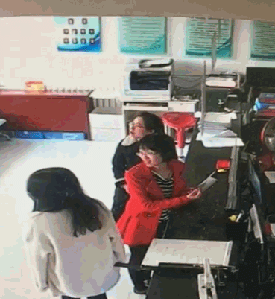 卧槽，这凳子表示不服呀恶搞gif搞笑图片