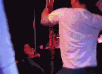 谁说男的就不会钢管舞，我来给你们示范恶搞gif搞笑图片