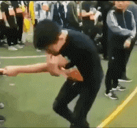 我怎么能摔在起跑线上呢，冲呀！！！恶搞gif搞笑图片