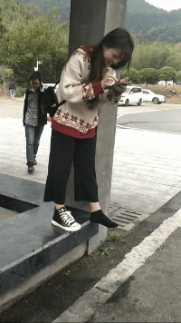 最后女生发了一个朋友圈说：最后我还是一个人抗下了所有恶搞gif搞笑图片