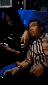 小伙子，你可能还不知道下一秒你会被打恶搞gif搞笑图片