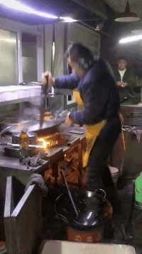 用一万一月请来的师傅，第一天就坏两个锅恶搞gif搞笑图片