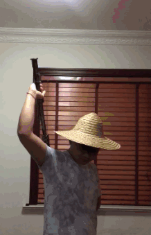 是我胳膊短了吗？这把剑怎么拔不出来恶搞gif搞笑图片