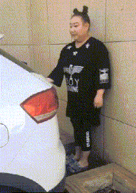 胖妞：哥你快来楼下接下我，我被卡住了恶搞gif搞笑图片