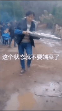 兄弟你是喝了多少酒才能这样走恶搞gif搞笑图片