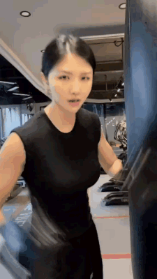 沙袋：敢打我，我去你的恶搞gif搞笑图片