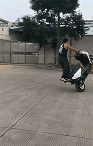 这就是装逼秀操作失误的下场恶搞gif搞笑图片