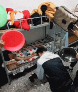 现在的孩子玩的越来越没有底线恶搞gif搞笑图片