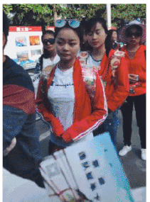 几位姑娘这出去旅游是不是被饿怕了恶搞gif搞笑图片