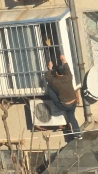 老王必备防盗窗恶搞gif搞笑图片