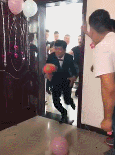 新郎别急，玩会游戏了新娘就是你的了恶搞gif搞笑图片