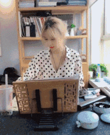 装着一本正经，实则在画猪恶搞gif搞笑图片