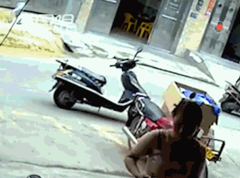 电动车：此路是我开，此树是我摘，要想从此过留下买路财恶搞gif搞笑图片