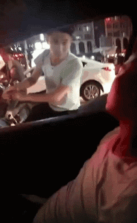 小伙子醒醒，后面都堵车了恶搞gif搞笑图片