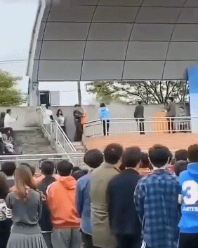 这位男生第二天就没敢来学校恶搞gif搞笑图片