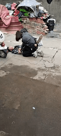 男生：哎呀！不要，我不要恶搞gif搞笑图片