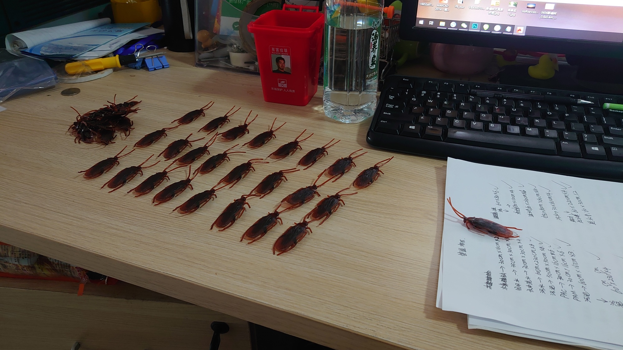 一同事桌上恶搞gif搞笑图片