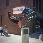 总有一些人类，和雕像过不去！恶搞gif搞笑图片