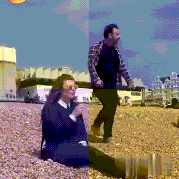 心疼冰激凌恶搞gif搞笑图片