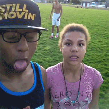 糟糕，踢错人了恶搞gif搞笑图片