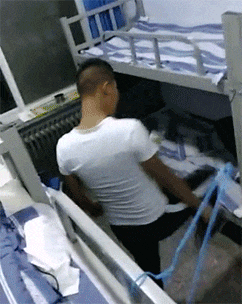 常在河边走，哪有不湿鞋恶搞gif搞笑图片