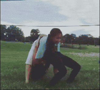 红衣服小姐姐估计摔得不轻呀恶搞gif搞笑图片