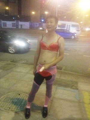 接个婚我容易吗，闹洞房还把我赶出来了恶搞gif搞笑图片