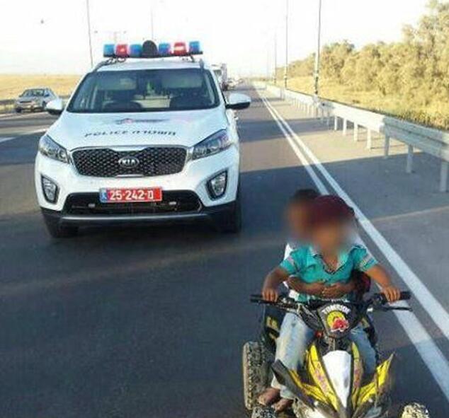 哥哥我们被盯上了儿童gif搞笑图片